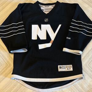 Reebok New York Islanders Black & White NHL Hockey Jersey Youth Size 4-7